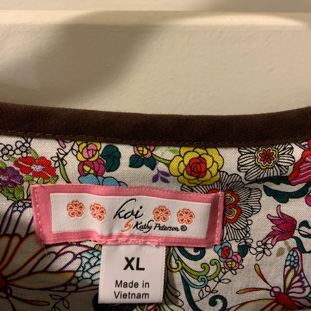 Koi coffee colored scrub top, size XL, NWOT